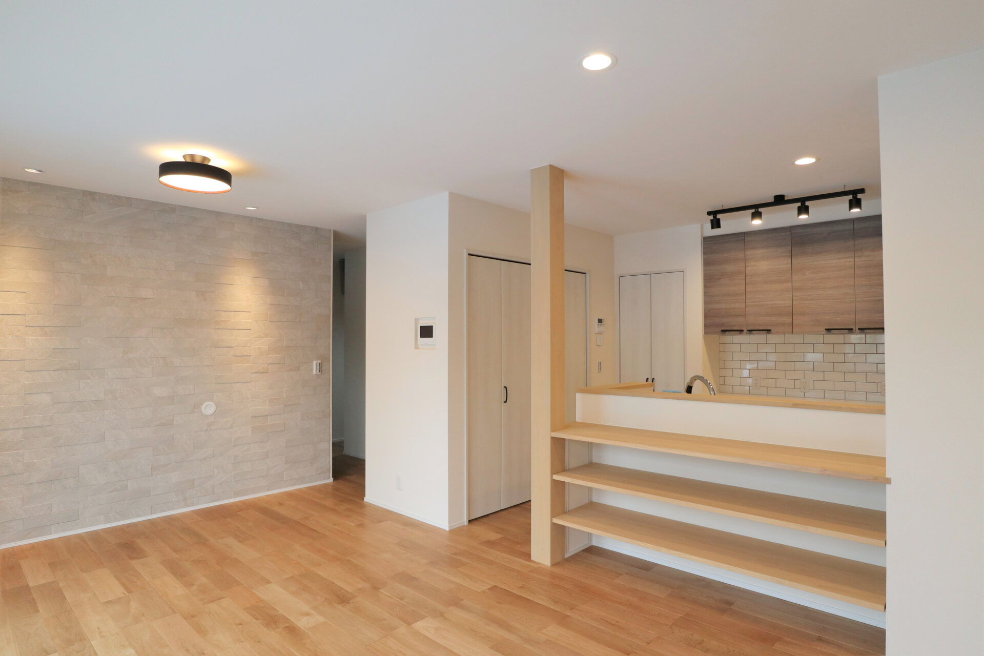 エコカラットを貼ったリビングの壁