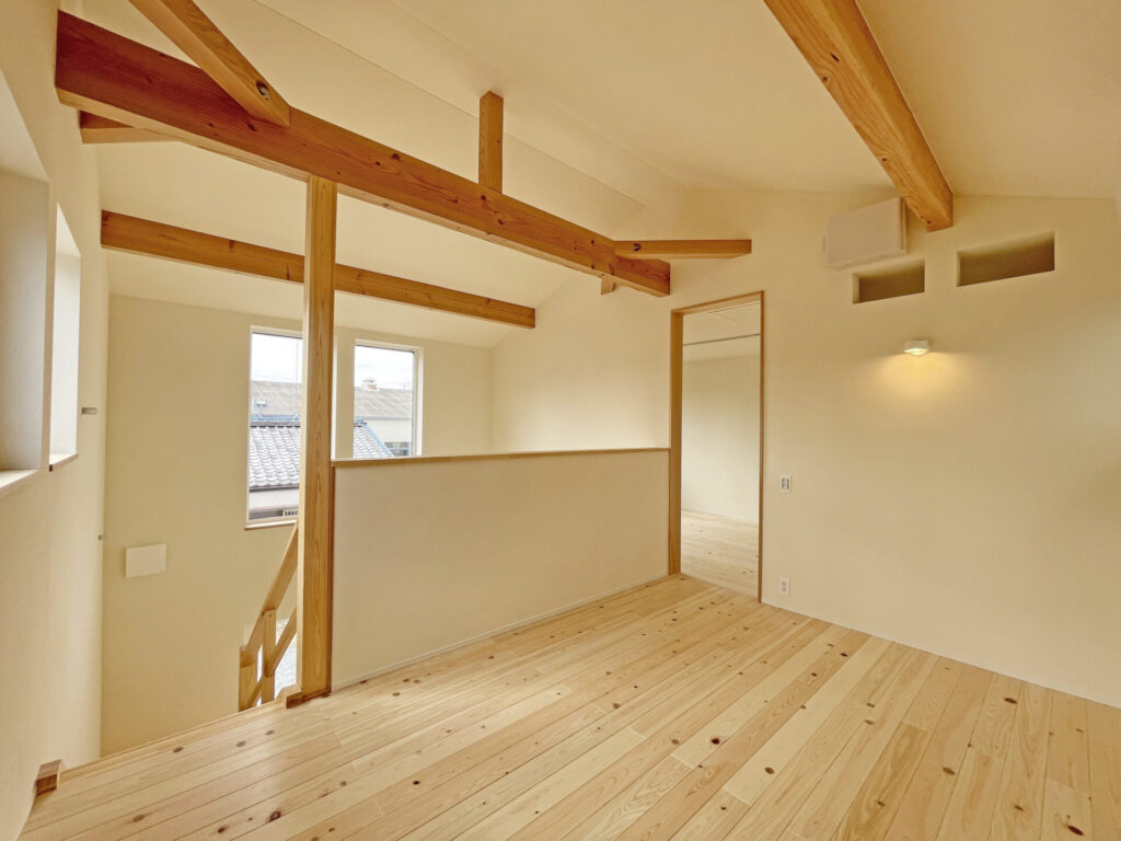 桧の無垢床と漆喰壁の身体に優しい家