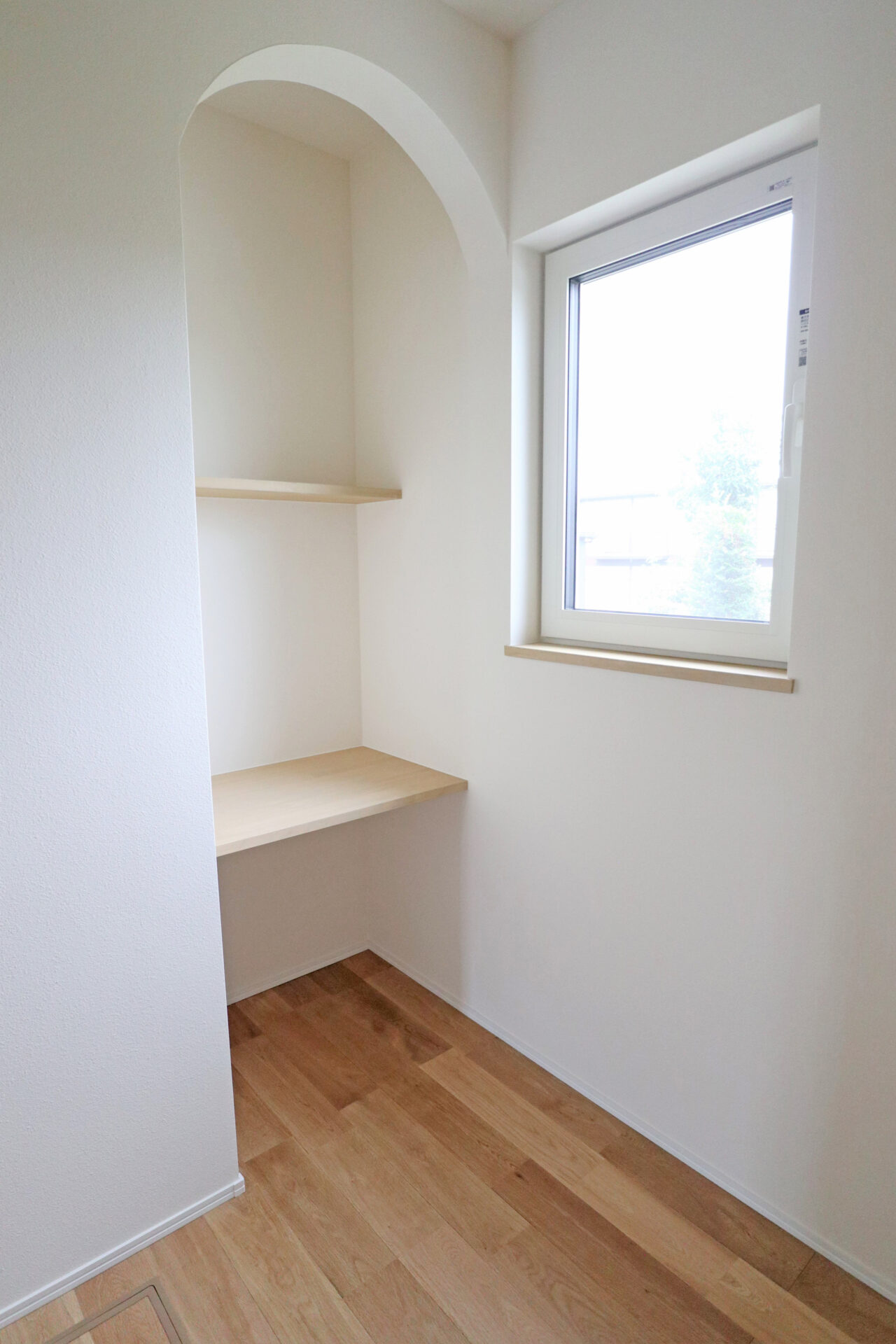 アーチ開口の奥様専用デスク