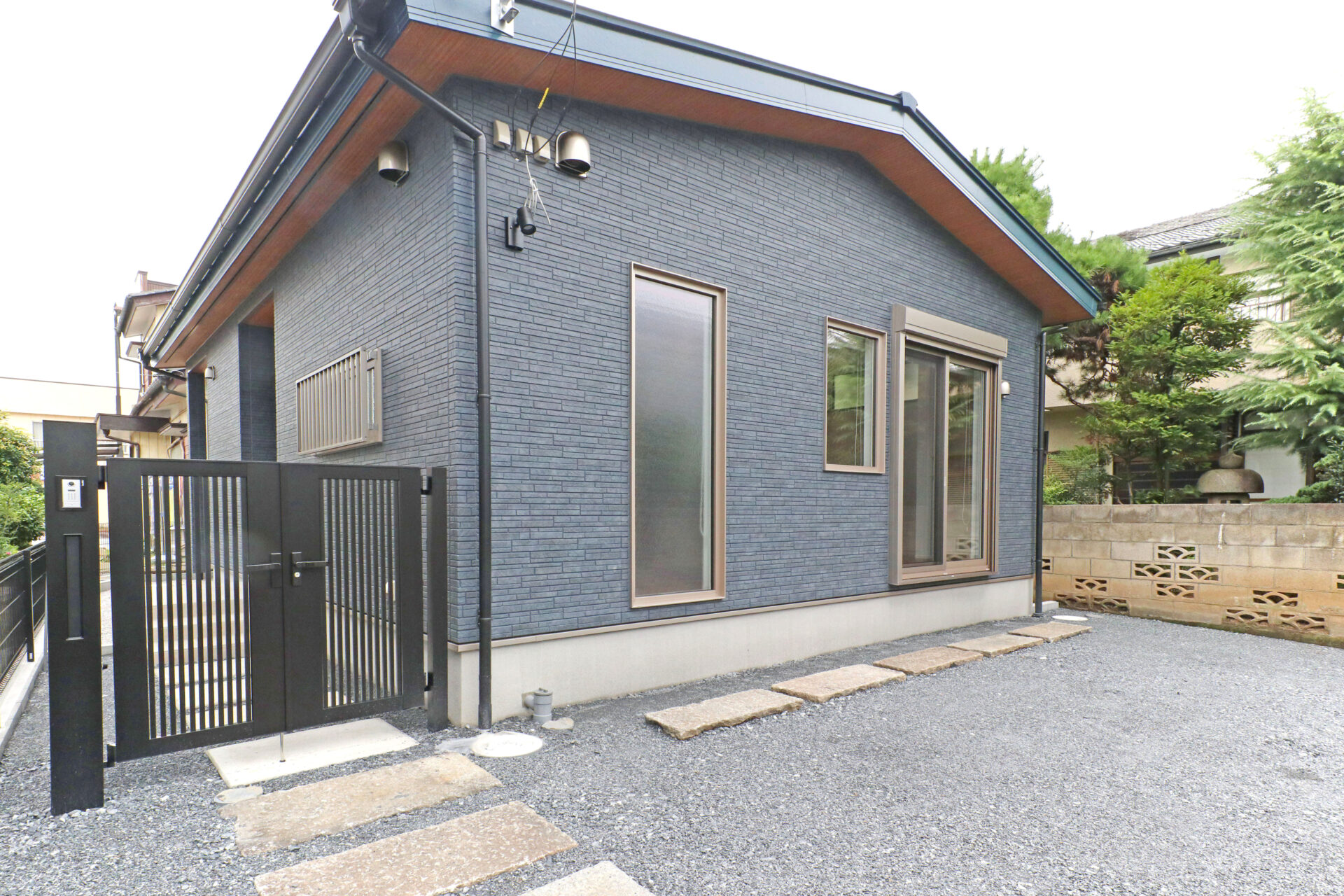 アクセントの木目調の軒天