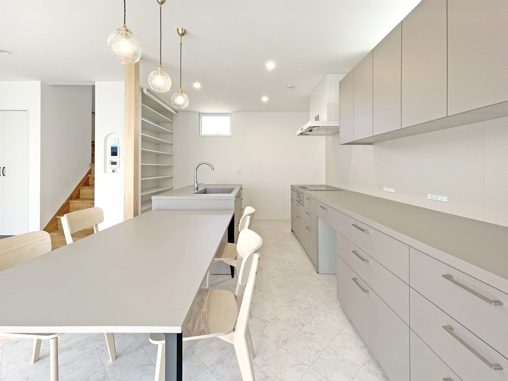 キッチンの横のダイニングテーブル