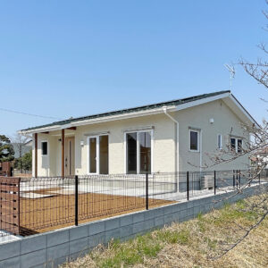 高気密・高断熱・高耐久の家づくりをしている佐藤ホームの施工例。桜を借景に四季を感じる家の外観。