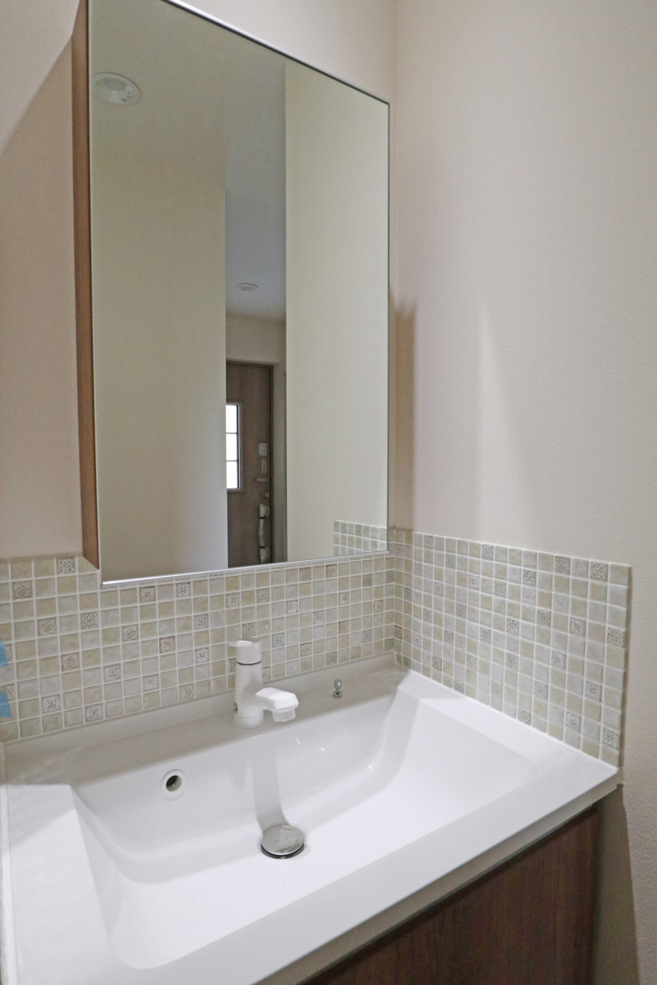 可愛いタイルを貼り上げたセミオーダー風手洗い