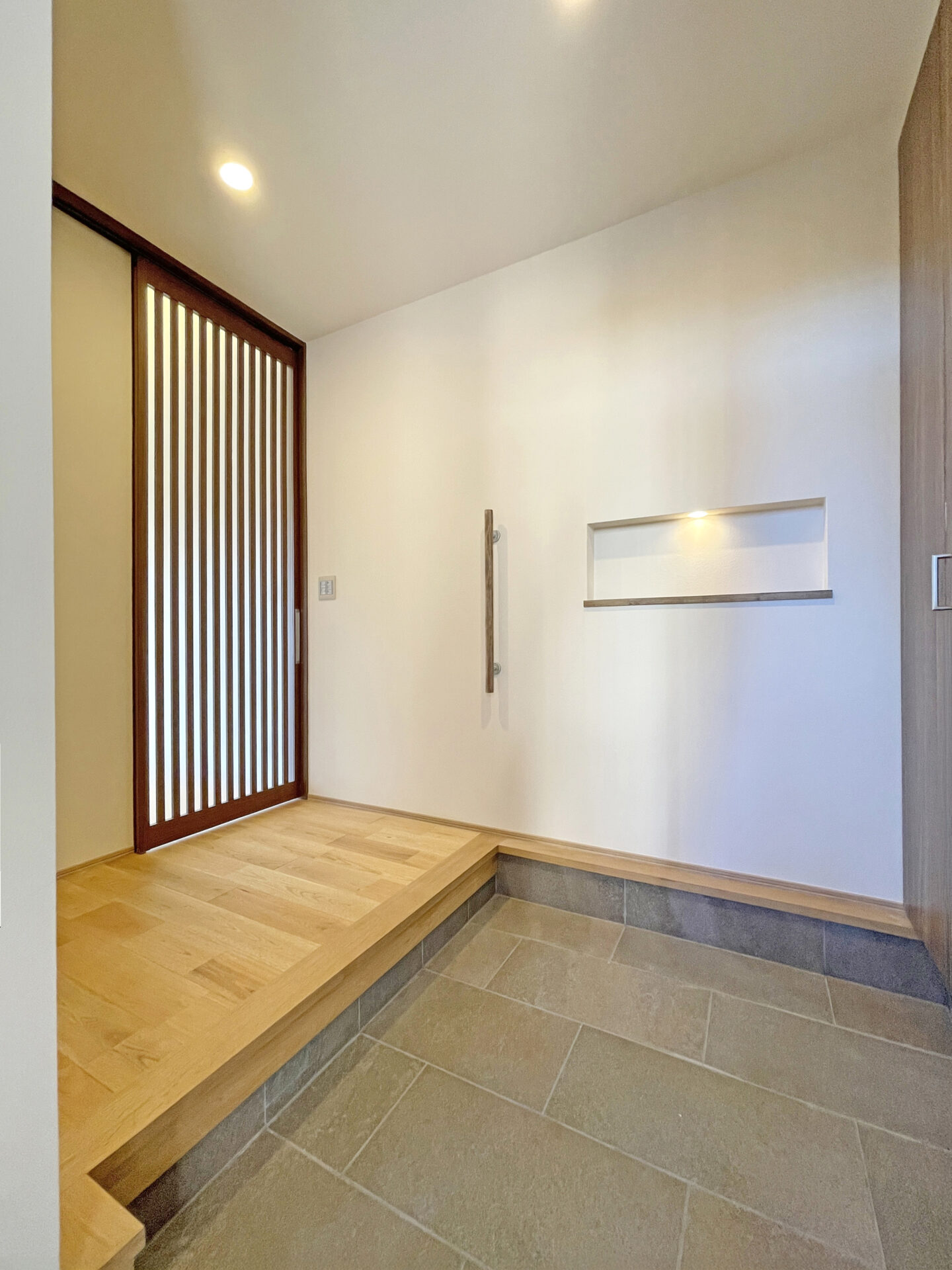 高級感あふれる大きなタイル貼りの玄関フロア