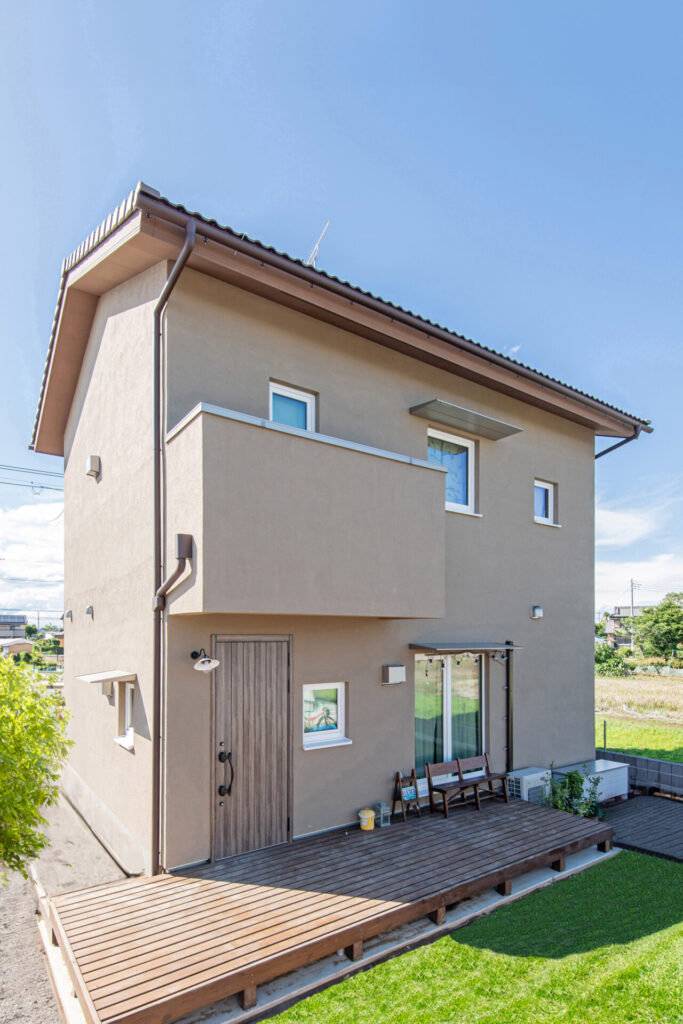 佐藤ホーム施工例　ウッドデッキからの玄関