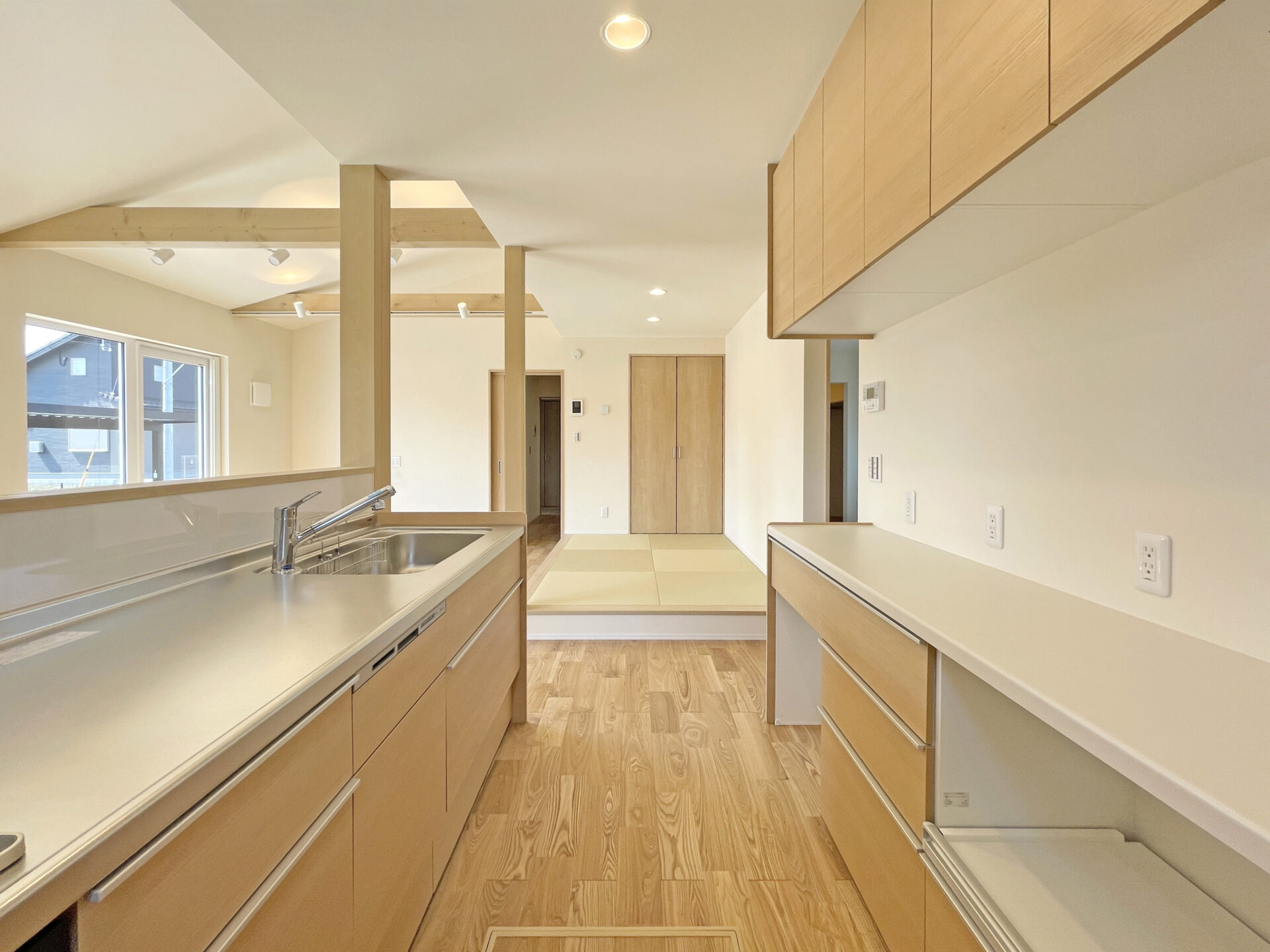 キッチンから畳スペースの様子が見える