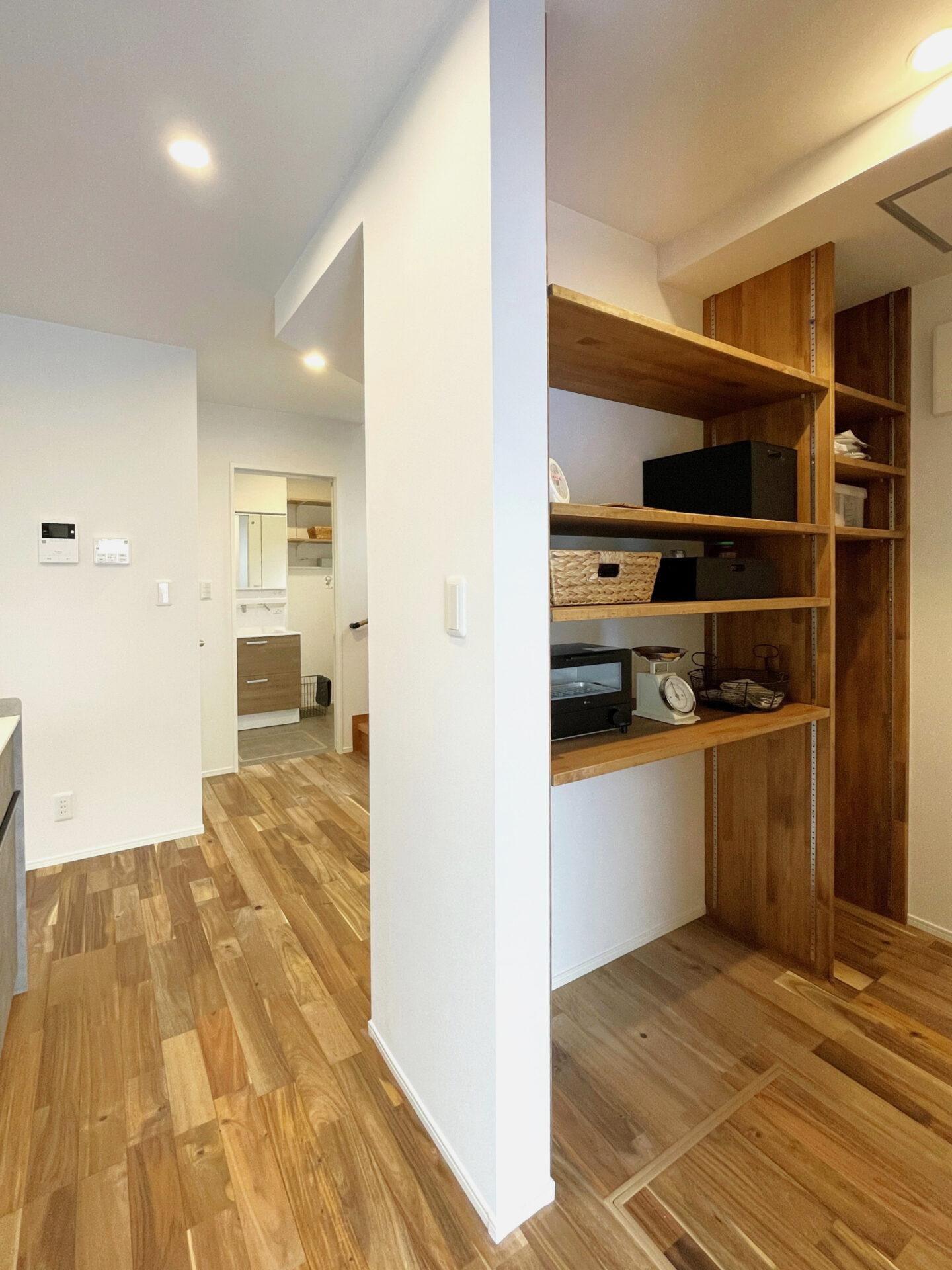 ウォークイン型の大型パントリー