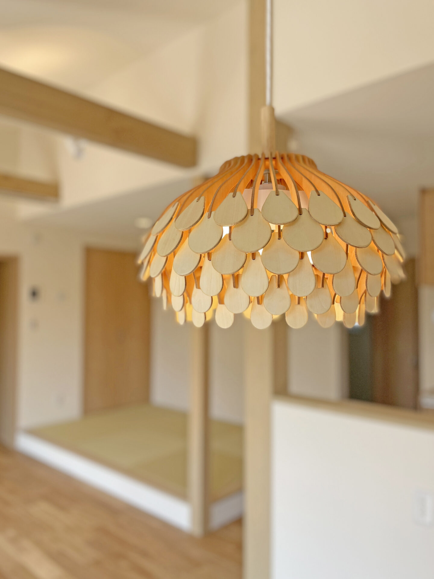 くじゃくの羽のような木製のペンダントライト