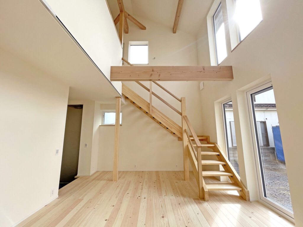 傾斜を緩やかにしたスケルトン階段