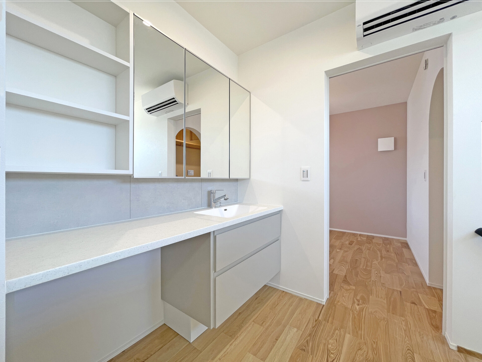 ゆっくりメイクも楽しめる幅広な洗面台