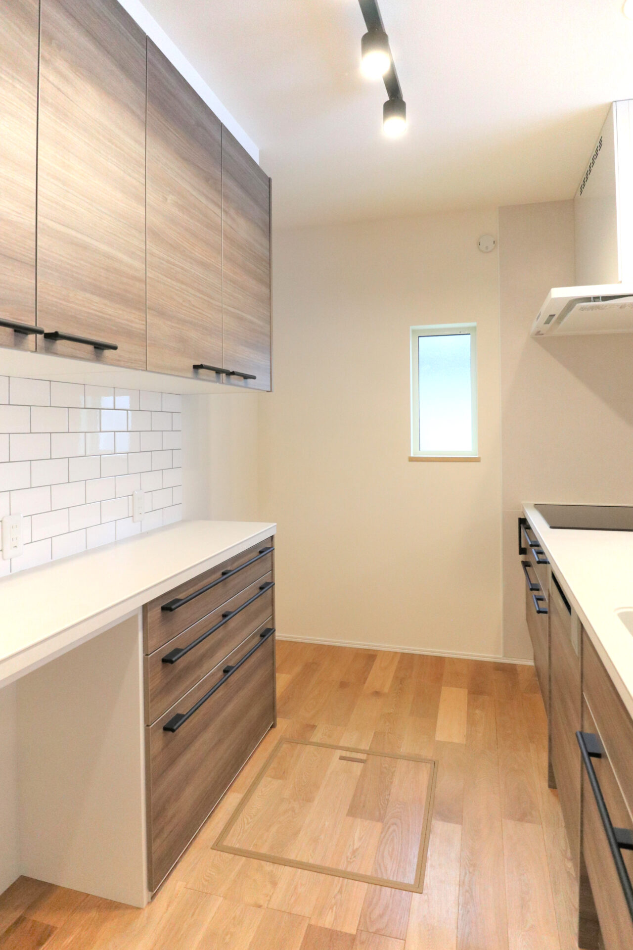 セラミック天板のキッチンとカップボード