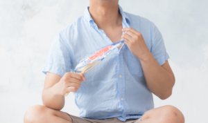暑い男性＿平屋を高断熱・高気密にするメリット｜佐藤ホーム