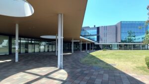 北本市庁舎　芝生広場